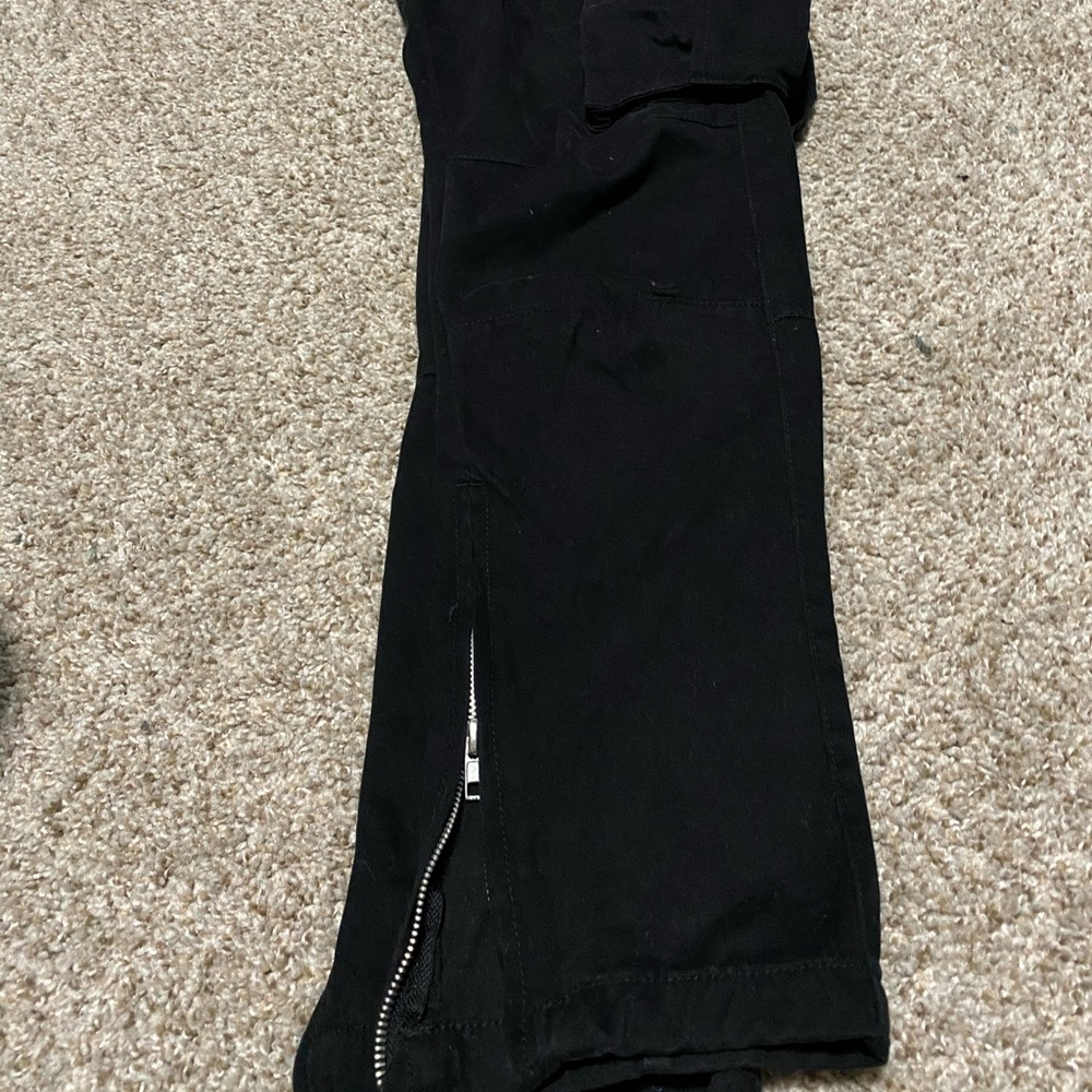 Men’s cargo pant in black.